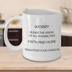 Sorgenfrei Becher, Kaffeebecher, Keramikbecher, Kaffeetasse, Morgenkaffeebecher, Geschenk für sie, Geburtstagsgeschenk, einzigartiges Becherdesign, Heißgetränkebecher