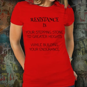 T-shirt da costruzione di resistenza, t-shirt unisex, maglietta da palestra, maglietta da esercizio, maglietta da campeggio, maglietta amante della natura, regalo ispiratore.