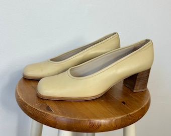 Preciosos zapatos de tacón vintage de piel color beige fabricados en piel talla 38.5