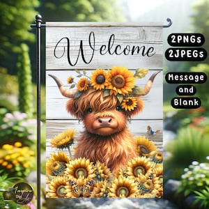 Puede incluir: Una bandera de jardín de bienvenida con una adorable vaca Highland de dibujos animados que lleva una corona de girasoles. La vaca está rodeada de girasoles y mariposas sobre un fondo de madera blanca.