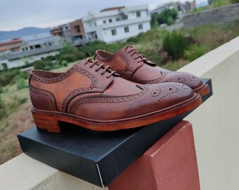 Vintage 70s Brown Leather Wingtip Brogue Vibram Sole Lace-up  display picture 1