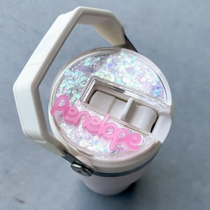 IceFlow スタンレー フリップトップ グリッター シェイカー トッパー スタンレー 20オンス 30オンス アクセサリー スタンレー カスタム ネームタグ ネームプレート グリッター入り ユニークなギフト