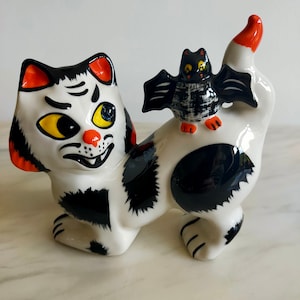Lorna Bailey Gato de Halloween llamado Fang-tastic novedad gato regalo de arte vintage para Halloween