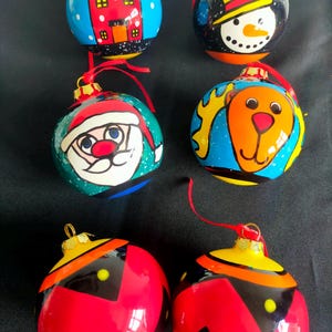 Adornos navideños de cerámica de edición limitada de Lorna Bailey.