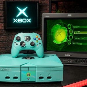 Original Xbox und Controller in Sonderanfertigung – Mountain Dew Baja Blast Edition