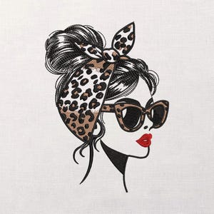 Puede incluir: Imagen bordada de una mujer de perfil, con gafas de sol y una diadema con estampado de leopardo. Su cabello está peinado en un moño. La mujer tiene pintalabios rojo y una blusa negra. La imagen está sobre un fondo blanco.