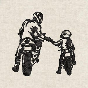 Op de afbeelding: Zwart-wit geborduurd ontwerp van een motorrijder die een kind op een motor de hand reikt. Beide figuren dragen helmen. Het ontwerp staat op een beige stof.