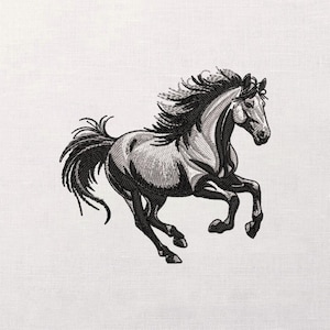 Könnte beinhalten: Gesticktes Design eines galoppierenden Pferdes in Grau- und Schwarztönen. Das Pferd hat eine fließende Mähne und einen Schweif, die Beine sind beim Galoppieren ausgestreckt. Auf weißem Hintergrund.