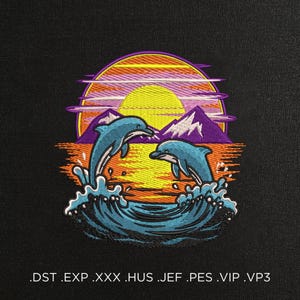 Puede incluir: Diseño bordado con dos delfines azules saltando de las olas del océano, sobre un fondo de puesta de sol con un sol amarillo, cielo naranja y amarillo y montañas moradas. El diseño está sobre un fondo negro.