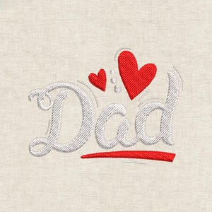 Peut inclure: Motif brodé avec le mot "Dad" en écriture blanche, orné de deux cœurs rouges et d'un trait rouge. Le motif est sur un tissu beige, adapté aux vêtements ou à la décoration intérieure.