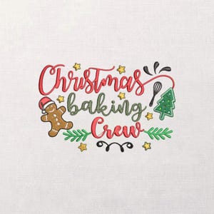 以下が含まれることがあります： 白い背景に刺繍されたデザイン。「Christmas Baking Crew」の文字は赤と緑の筆記体です。ジンジャーブレッドマン、クリスマスツリー、泡立て器、星がデザインに含まれています。