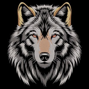 Pode incluir: Imagem bordada da cabeça de um lobo, com detalhes em fios cinza, preto e bege. O lobo tem olhos âmbar e orelhas douradas, sobre um fundo preto. O design apresenta uma representação realista do animal, adequada para bordar.
