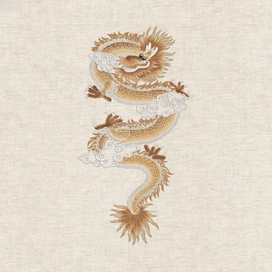 Puede incluir: Un diseño bordado sobre tela beige claro que muestra un dragón de color marrón dorado serpenteando entre nubes con contornos blancos. El dragón tiene un cuerpo largo y escamoso, una cabeza detallada con bigotes y una cola en forma de abanico.