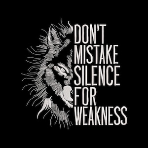 Puede incluir: Gráfico negro con una detallada ilustración blanca de la cabeza de un lobo. El texto "DON'T MISTAKE SILENCE FOR WEAKNESS" se muestra en letras blancas y en negrita. El diseño está sobre un fondo negro sólido.