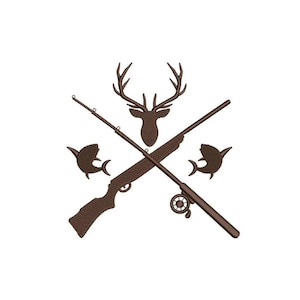 Peut inclure: Motif brodé marron représentant une tête de cerf, un fusil, une canne à pêche et deux poissons. Le fusil et la canne à pêche sont croisés, avec la tête de cerf au-dessus et les poissons de chaque côté. Sur fond blanc.