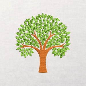 Könnte beinhalten: Gesticktes Baumdesign mit braunem Stamm und Ästen sowie einer vollen Krone aus grünen Blättern. Der Baum ist auf einem weißen Hintergrund zentriert und erzeugt ein einfaches Bild zum Thema Natur. Die Stickerei hat ein strukturiertes Aussehen.