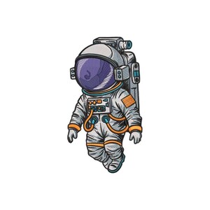 Puede incluir: Un parche bordado que muestra un traje de astronauta blanco con detalles en naranja, una visera de casco teñida de púrpura y una mochila de soporte vital detallada. El diseño incluye costuras visibles, un panel de control y tubos naranjas.