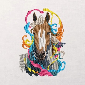 Pode incluir: Cabeça de cavalo bordada com crina castanha e marcas brancas no rosto. O cavalo é rodeado por fios coloridos e rodopiantes em tons de rosa, azul, amarelo e laranja. O bordado está sobre um fundo de tecido branco.