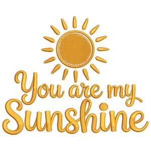 Puede incluir: Un diseño bordado en amarillo dorado sobre un fondo blanco. El diseño presenta un sol con rayos sobre las palabras "You are my Sunshine" en cursiva. Ideal para proyectos de bordado o decoración.