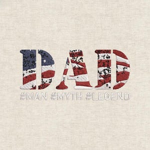 Puede incluir: Diseño bordado con la palabra "DAD" en rojo, blanco y azul, que recuerda a la bandera americana. Debajo, los hashtags: #MAN #MYTH #LEGEND, en gris claro.