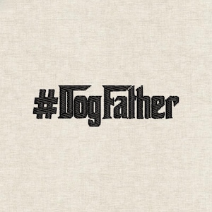 Puede incluir: Texto bordado "#DogFather" en negro sobre una tela beige claro. El símbolo de hashtag precede a las palabras, cosidas con un efecto texturizado. La fuente es en negrita, creando una apariencia sutil y en relieve.