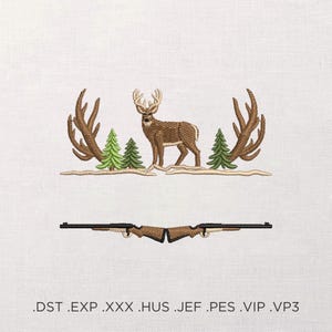 Puede incluir: Un diseño de bordado que presenta un ciervo marrón de pie entre dos grandes astas y dos pinos verdes. Debajo del ciervo hay dos rifles cruzados. El texto en la parte inferior dice .DST .EXP .XXX .HUS .JEF .PES .VIP .VP3.