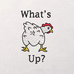 Könnte beinhalten: Gesticktes Bild eines Huhns mit dem Text "What's Up?" in Schwarz. Das Huhn ist weiß mit rotem Kamm und gelben Füßen. Das Design befindet sich auf weißem Hintergrund.