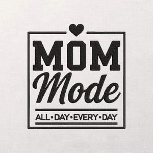 Broderidesign med citat om upptagen mamma, hjärtformad accentsöm, modern block- och manustext, sömnadsmapp för mors dag, förkläde till skjorta