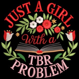 Könnte beinhalten: Gesticktes Design auf schwarzem Hintergrund. Der Text lautet "JUST A GIRL WITH A TBR PROBLEM" in Rot und Rosa. Florale Elemente umfassen rote und weiße Blumen, grüne Blätter und ein Buch.