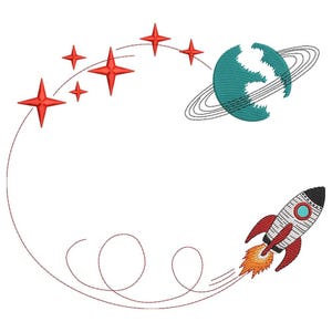 Op de afbeelding: Geborduurd ontwerp met een raket met rode vlammen, een turquoise planeet met ringen en rode stervormen. De raket is wit met rode en zwarte accenten, en de sterren zijn in een gebogen pad gerangschikt.