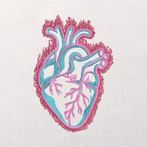 Può includere: Un ricamo di un cuore anatomico in verde acqua e rosa. Il contorno e le strutture interne del cuore sono verde acqua, con un bordo rosa e dettagli a forma di fiamma. Il disegno è su uno sfondo di tessuto bianco.