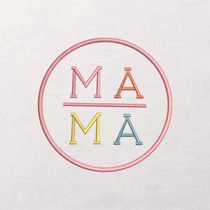 Puede incluir: Diseño bordado con la palabra "MAMA" en un círculo. Las letras son rosas, naranjas, amarillas y azules, con un contorno rosa. El diseño está sobre un fondo de tela blanca.