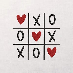 Può includere: Design ricamato di tris con linee e lettere nere, con cuori rossi e X e O neri su sfondo bianco. La griglia di gioco è centrata, con ogni simbolo accuratamente cucito.