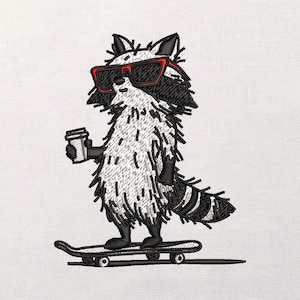 Peut inclure: Broderie d'un raton laveur portant des lunettes de soleil rouges et tenant une tasse de café, debout sur un skateboard. Le raton laveur est noir, blanc et gris, avec une queue rayée. Le skateboard est noir et gris.
