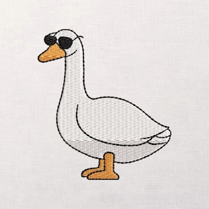 Puede incluir: Imagen bordada de un ganso blanco con gafas de sol negras. El ganso tiene un pico y patas naranjas, con contornos negros. El diseño está sobre un fondo de tela blanca. Este diseño caprichoso es perfecto para ropa y accesorios.