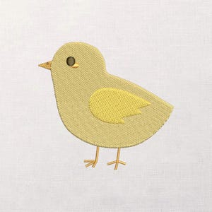 Op de afbeelding: Geborduurd geel kuiken met een kleine vleugel en twee dunne poten. Het kuiken heeft een kleine, puntige snavel en een donker oog. Het ontwerp staat op een witte achtergrond.