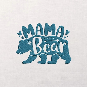 Puede incluir: Diseño bordado en color turquesa sobre un fondo blanco. El diseño presenta las palabras "MAMA Bear" en una fuente estilizada, con una silueta de oso. Los elementos decorativos incluyen corazones y una flecha.