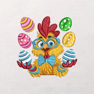 Puede incluir: Diseño bordado de un pollo amarillo con gafas azules y pajarita, sosteniendo dos huevos de Pascua. Seis coloridos huevos de Pascua rodean al pollo. El diseño está sobre un fondo blanco.