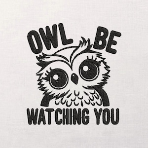 Può includere: Design ricamato con un gufo dei cartoni animati con grandi occhi e la scritta "OWL BE WATCHING YOU" in nero. Il gufo è centrato su uno sfondo di tessuto bianco. Adatto per abbigliamento o decorazioni per la casa.