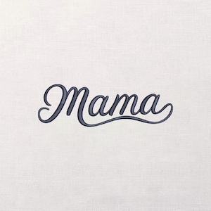 Può includere: Un disegno ricamato blu navy su sfondo bianco. La parola "Mama" è scritta in corsivo con un ornamento decorativo sottostante. Il disegno è centrato nell'immagine.