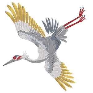 Op de afbeelding: Geborduurd ontwerp van een kraanvogel in vlucht, met grijze, witte en gouden veren. De kraanvogel heeft rode accenten op zijn kop en poten, met een lange snavel. De vogel wordt afgebeeld met zijn vleugels wijd gespreid.
