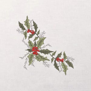 Peut inclure: Broderie de houx avec des baies rouges et des feuilles vertes sur fond blanc. Le motif présente des coutures détaillées, créant un motif festif et saisonnier. Idéal pour les créations ou la décoration sur le thème des fêtes.