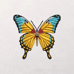 Op de afbeelding: Geborduurde vlinder met gele, blauwe, rode en zwarte details. De vleugels van de vlinder zijn geel met blauwe uiteinden en zwarte randen. Het lichaam is een mix van rood, bruin en geel. De afbeelding staat op een witte achtergrond.