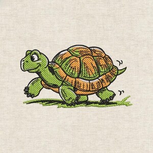 以下が含まれることがあります： オレンジと緑の模様の甲羅を持つ緑色のカメの刺繍デザイン。横向きで草の上を歩いている様子が描かれています。カメは微笑んでいるような表情で、明るい色の生地の上に黒い輪郭線で表現されています。