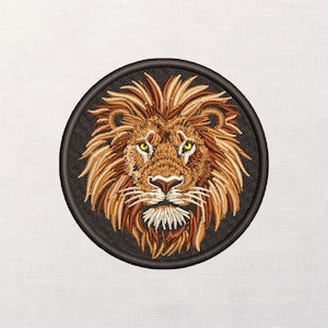 Puede incluir: Parche bordado con la cabeza de un león detallada. El león tiene una melena dorada, ojos amarillos y bigotes blancos, sobre un fondo circular negro. Ideal para ropa o accesorios.