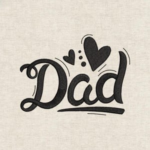 以下が含まれることがあります： スタイリッシュな筆記体フォントで「Dad」の文字を刺繍したデザイン。ハートとドットのアクセント付き。黒い糸のデザインは、明るいベージュの生地に施されており、クラシックで心温まる美しさを演出しています。