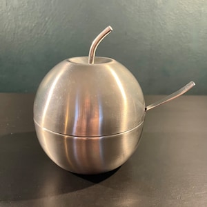 Vintage italiensk "APPLE" sockerskål i borstat rostfritt stål och originalsked från Morinox