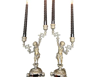 Pareja de candelabros de bronce decorados con putti, siglo XIX / Querubín / Querubines / Porta antorchas
