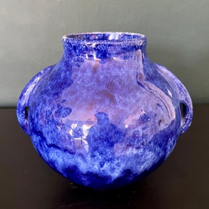 Francia Vintage mediados de siglo Jarrón azul con asas dobles con esmaltes azules cristalizados