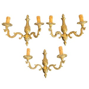Set aus 3 WANDLEUCHTEN mit zwei LEUCHTEN aus vergoldeter Bronze, Rokoko-Stil Louis XV, um 1880